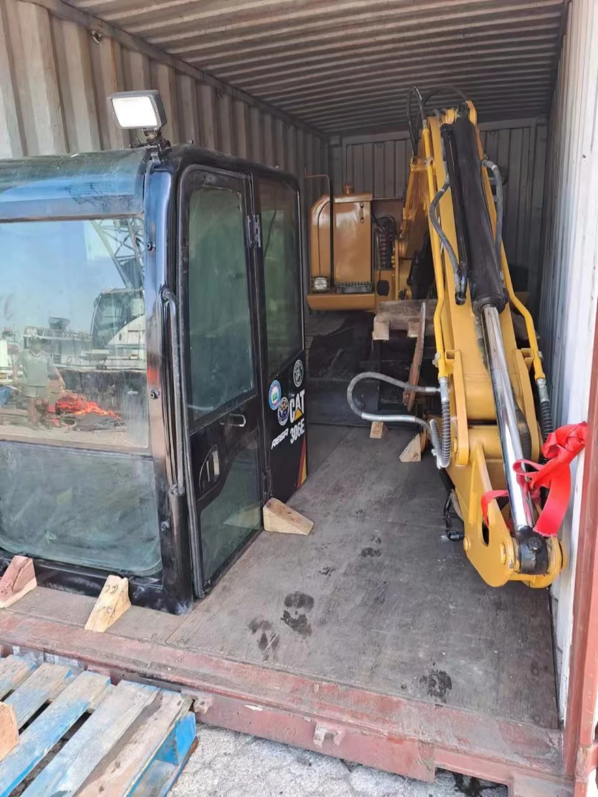 Used excavator export from Hong Kong to Canada — shipment handling photo 2